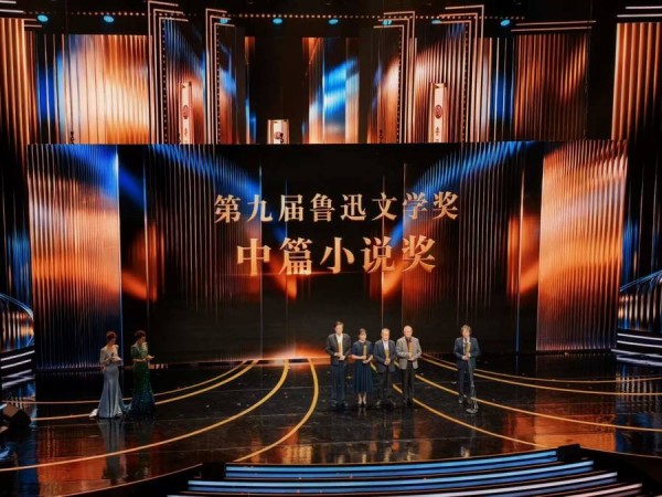 《秘密》作者全勇先与赵一曼烈士孙女陈红,因为文学第一次见面