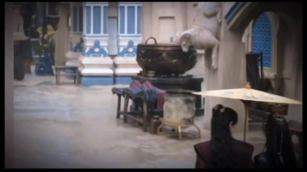 任嘉伦灵动眼神演绎缠绵爱意,雨伞倾向女方