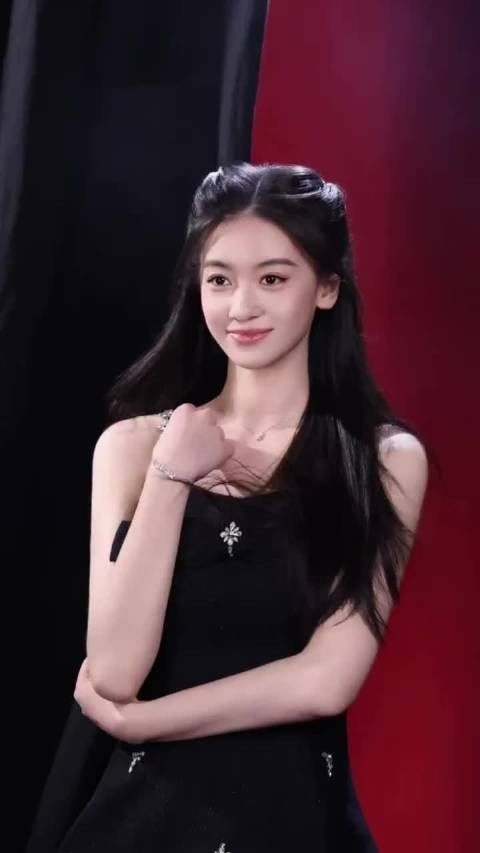 杨幂新签的00后小花神似吴谨言,这位小花她怎么样?