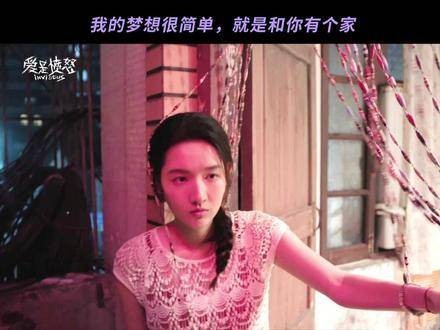 彼此奔赴的爱,恰似双手稳稳托住对方捧来的、轻如薄翼的赤诚