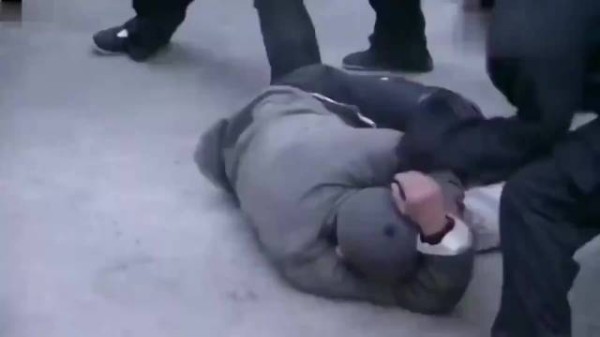 黑社会收保护费，当街辱骂军长，下秒就见了阎王