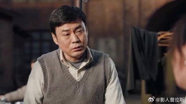 老吴眼睛得了炎症 邻居好心来看望,他却躲在家里不见人