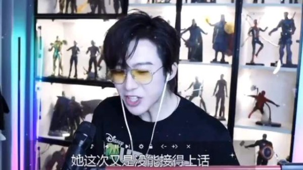 刘宇宁玩新玩意儿逗笑粉丝,呆米被吵醒