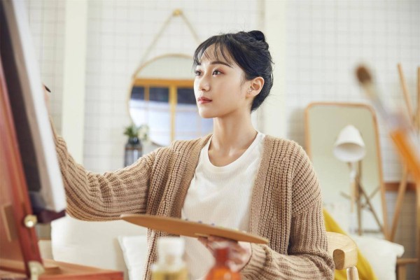已婚女人想你想得不行,不会天天联系你,而是会有这些举动