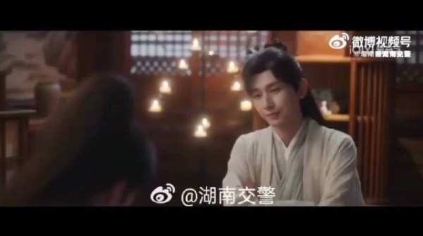 成毅提醒大家 来历不明的饮料不能喝哦
