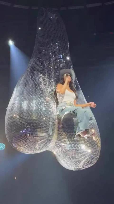 墓姐Kacey Musgraves 演唱会迪斯科球怎么看起来怪怪的