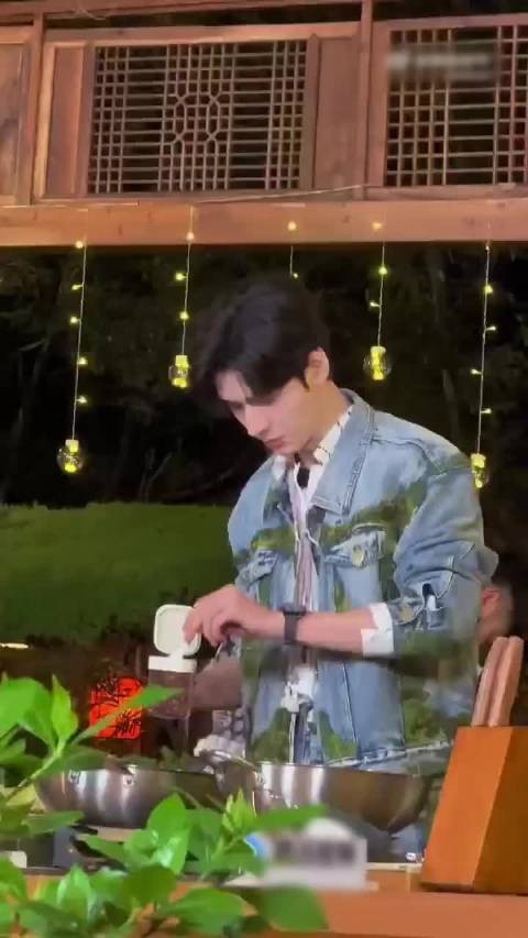 龚俊颠勺做回锅肉,干净利落好养眼