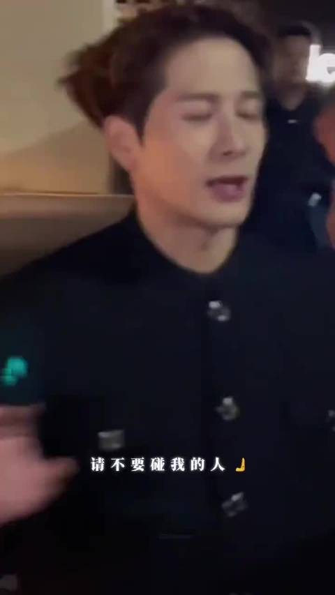 王嘉尔东京机场与路人合照,90度鞠躬显教养