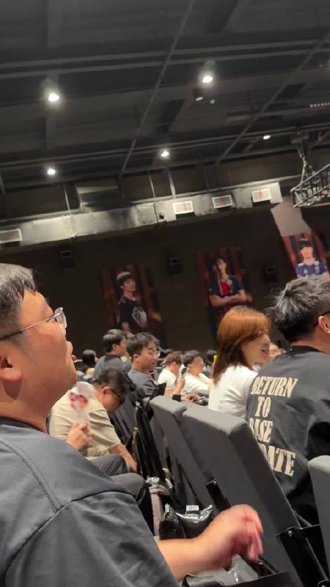 现场水油喊:王淳煜,上班啦 ,有演唱会那味儿了
