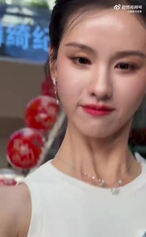 其实这种无滤镜无美颜的镜头看着还更舒服