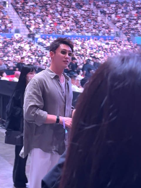 黄景瑜惊喜现身UFC上海站,为宋亚东加油