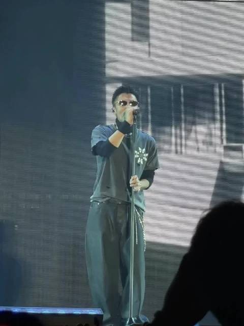 谢霆锋太原生日场演唱会开唱,粉丝齐贺