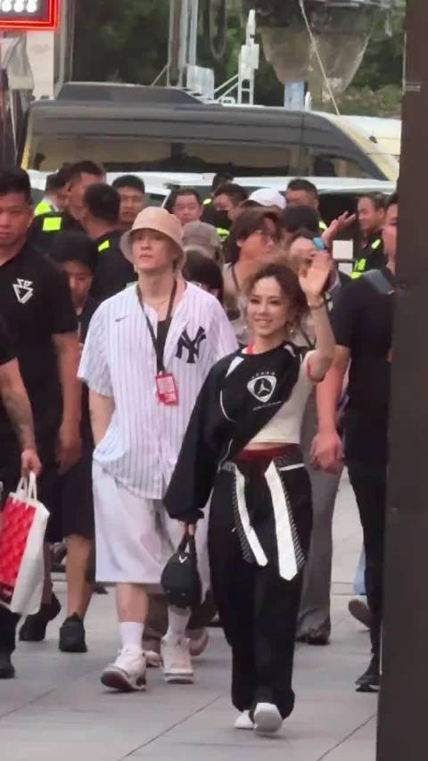 邓紫棋拉美卷辣妹,新造型蓬松卷发高街穿搭酷