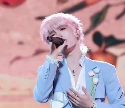 苏新皓二周年solo高音爆青筋,连续演唱两首歌曲