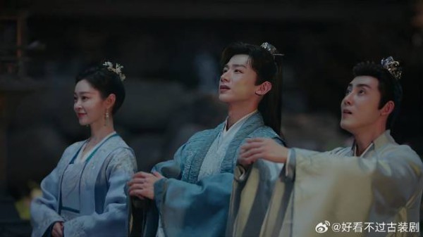 顾九思和周烨一见如故,直接拉上玉茹,三兄妹对桃树结拜