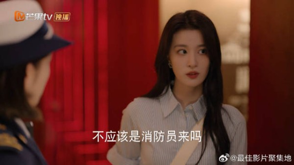 心机女为了嫁进豪宅,故意将酒倒在孟宴臣身上,引起他的注意