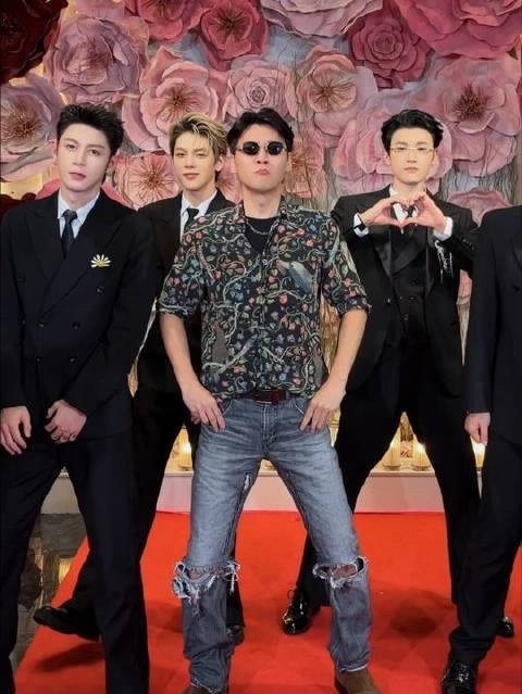岁月渐长,举手投足间皆染上淡淡辛酸