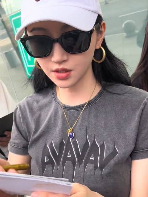 景甜出现给粉丝签名,现场好多人啊!