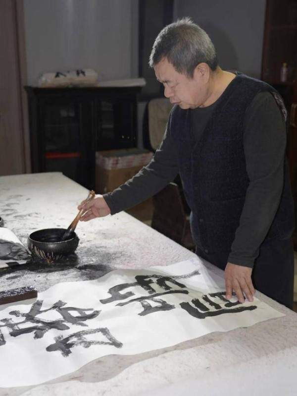 成忠臣:从传统到现代的跨界艺术巨匠