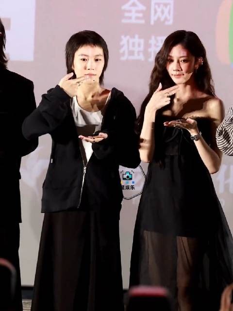 王菲女儿剧宣也逃不过手势舞,窦靖童宋妍霏一起跳中华小当家手势舞