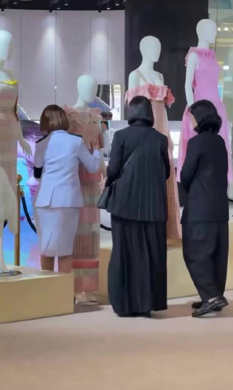 OP:毛毛今天活动穿的衣服是8月13号活动上展示的衣服