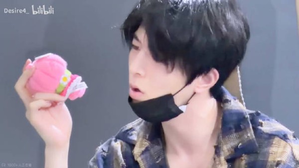 邱鼎杰抓着yoyo的样子也太可爱了吧!…