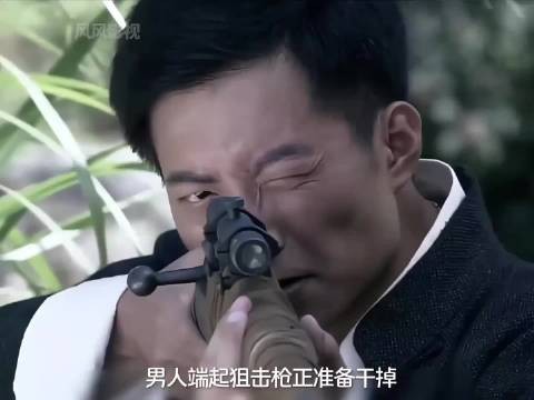狙击手正准备击毙鬼子军官，却不料同伴向他示意鬼子胸前藏了块钢板