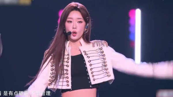 张月青春芒果夜有两个舞台诶，歌手张月限时回归，我们期待这个月月