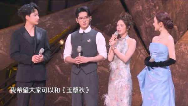 丞磊徐若晗剧宣袭来,两位合唱《城里的月光》宣传新剧《玉簟秋》,期待住了