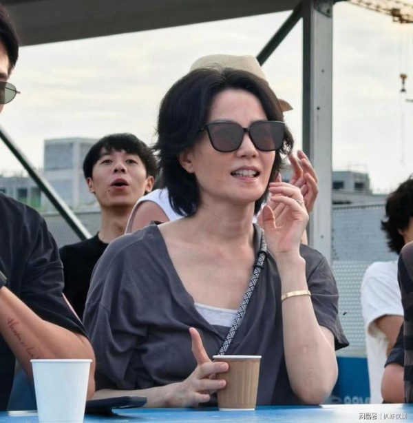 王菲带女儿社交,拍窦靖童手臂让她摘口罩打招呼,窦靖童低头敬酒