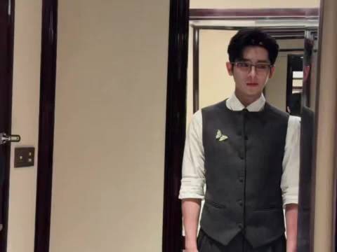丞磊青春芒果夜造型,蝴蝶胸针暗藏MBTI彩蛋