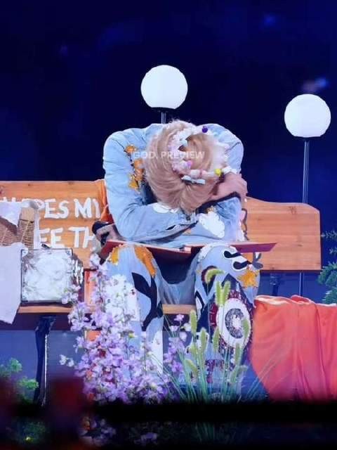 泪水浸透心扉,情绪如潮水般汹涌
