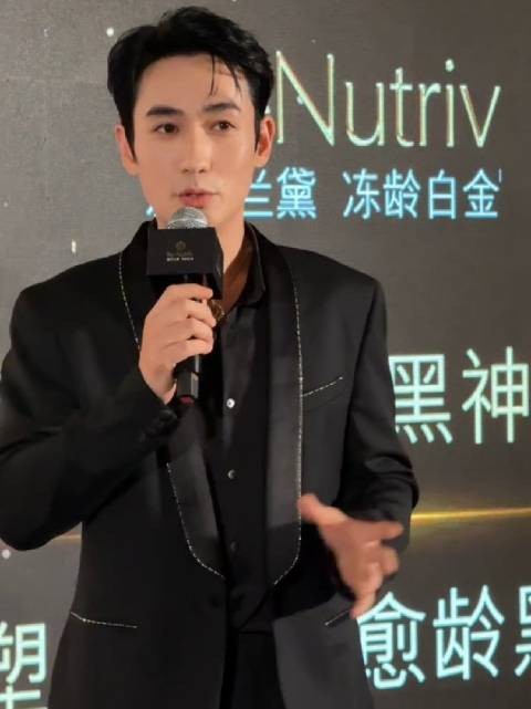 朱一龙活动生图状态佳,黑色西装展绅士气场