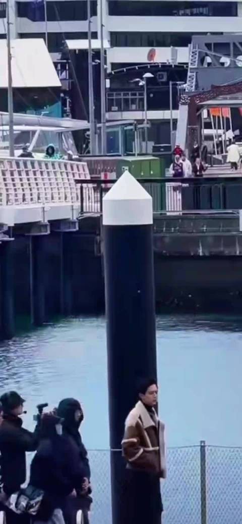 心里刚念叨李现就刷到了,好喜欢这套造型的风格