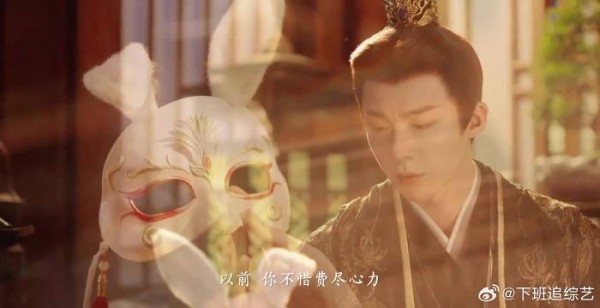 “怎么我摘下面具,你对我爱就变成了恨”