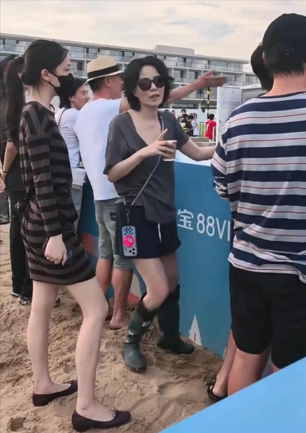 王菲母女现身阿那亚面馆,20岁李嫣穿透视装尽显好身材!