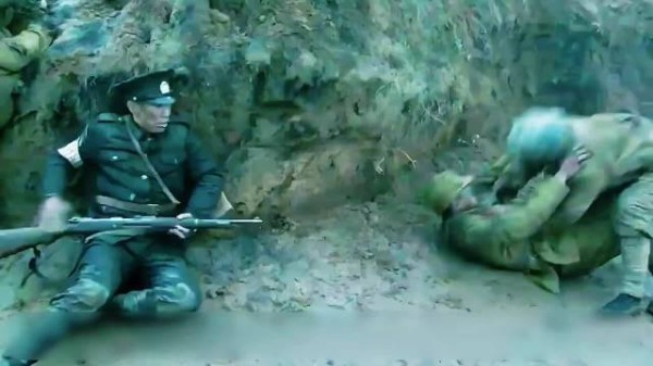 国军新兵第一次上战场,竟然在战壕里装死, 结局意想不到
