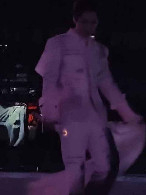 我不行了哈哈哈哈哈哈，汪苏泷兜里的戒指真的好明显啊，一直在闪