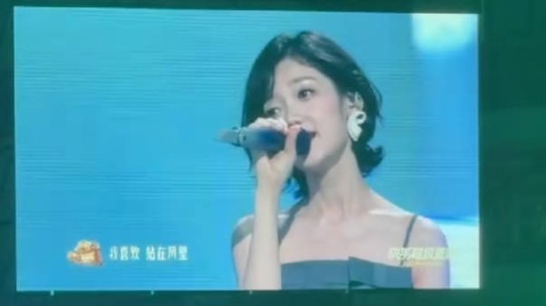 希林娜依高超级夏晚演唱《薛定谔的雨》舞台首唱 新歌好听!