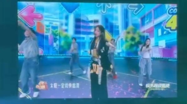 袁一琦超级夏晚《摇啊摇摇到千禧年》舞台