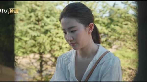 为完成闺蜜遗愿,美女外出旅游,给她带回照片分享