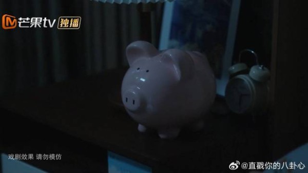 晴也回家打包行李,存钱罐也不放过,秒变小富婆了