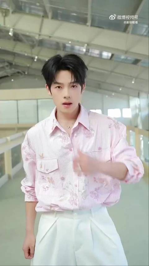 惊喜的视频连线,吴尊隔空送上祝福,相信曾辉一定会交出亮眼的舞台