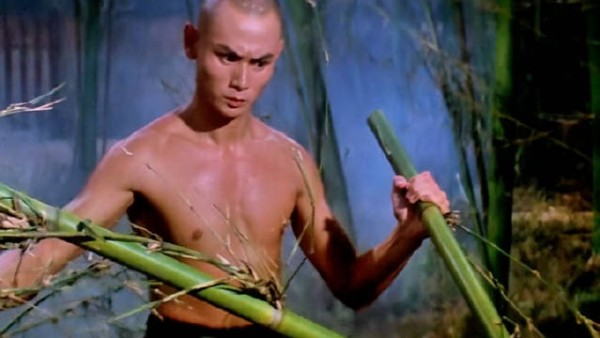小和尚在山上砍竹子时无意间发现,砍倒的竹子刚好砸向自己