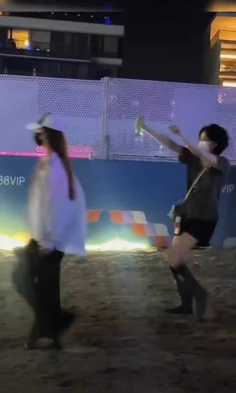 王菲沙滩随音乐边走边舞，印证谢霆锋所言单纯