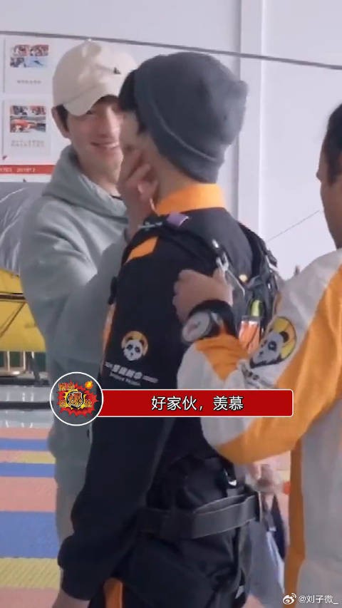 王俊凯粉丝表达羡慕,想捏脸抱抱