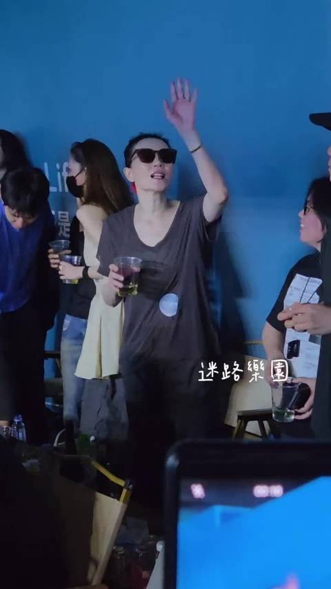 粉丝喊话王菲开演唱会，王菲回应再说