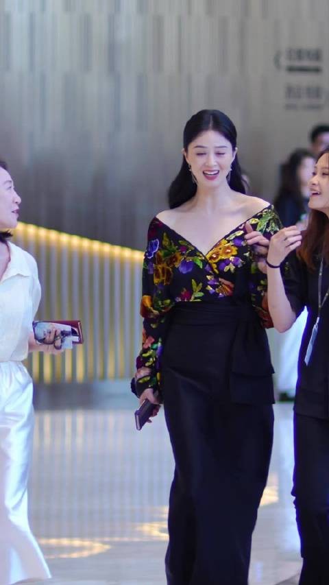 蒋欣亮相白玉兰红毯,华妃娘娘气质太好了!