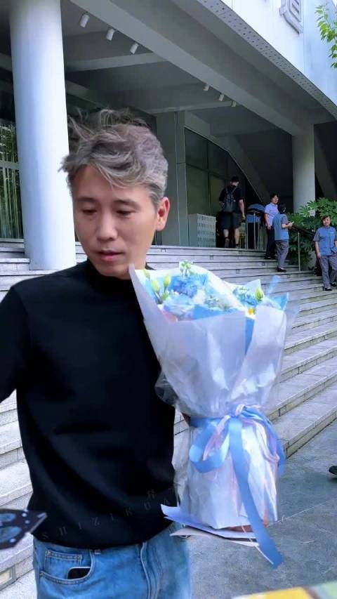 粉丝教李乃文安全收取明信片,有内容一面朝下