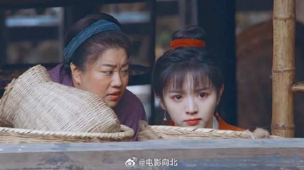 二伯母其实心眼不坏 一开始抢蔓儿的菜 后面蔓儿够不着还端过去让她夹菜